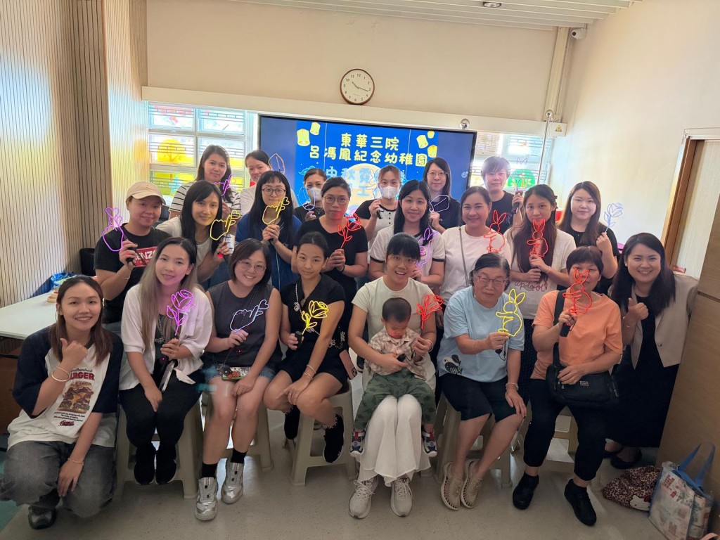 這個WhatsApp「家校天地線」，由東華三院呂馮鳳紀念幼稚園陳秀嫻校長與主任親自管理。（圖：受訪者提供）
