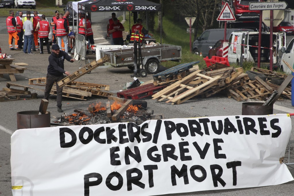 為抗議政府延遲退休年齡，包括煉油廠、碼頭及鐵路在內的部份行業勞工周四(9日)持續罷工。 AP