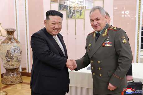 北韩领袖金正恩与俄罗斯国防部长绍伊古握手。美联社