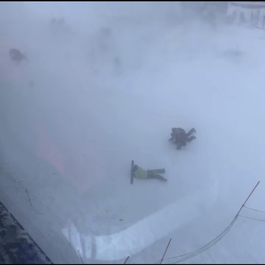 有滑雪人士在風雪中舉步維艱，要其他人幫忙拉一把。 Threads @ryo.sei.ho