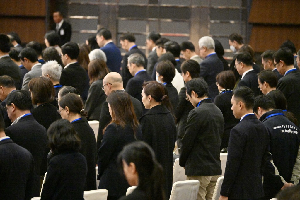 全場站立為宏福苑火災默哀。