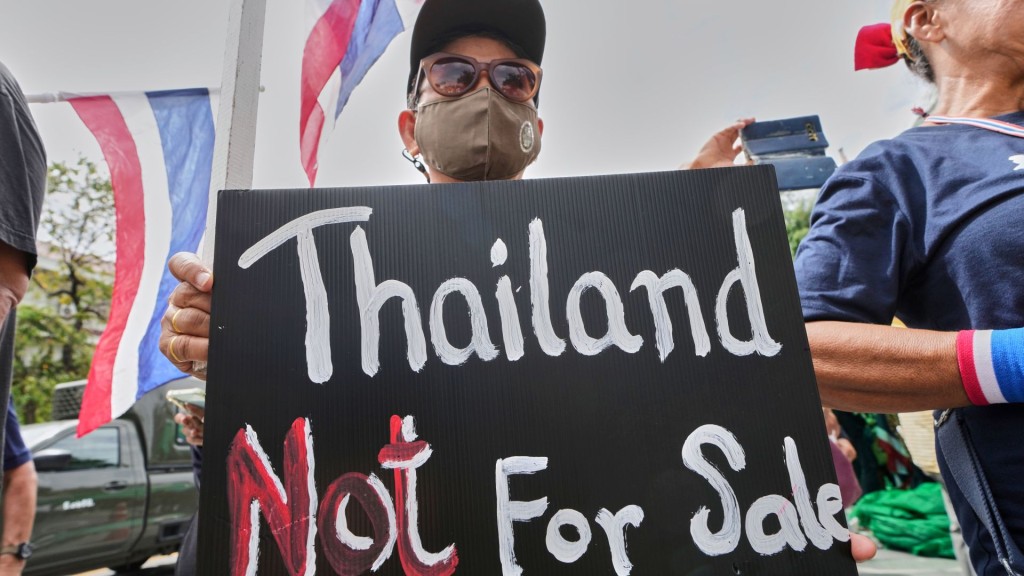 反政示威者在曼谷政府大楼外抗议,要求佩通坦下台。 美联社 反政示威者在曼谷政府大楼外抗议,要求佩通坦下台。 美联社