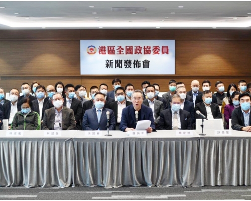 唐英年（前排左四）指人大常委會的決定是非常重要和及時。