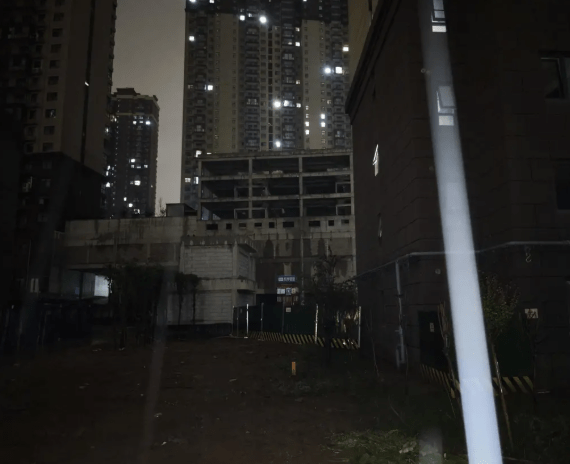 事發小區多處正在修建。紅星新聞 事發小區多處正在修建。紅星新聞