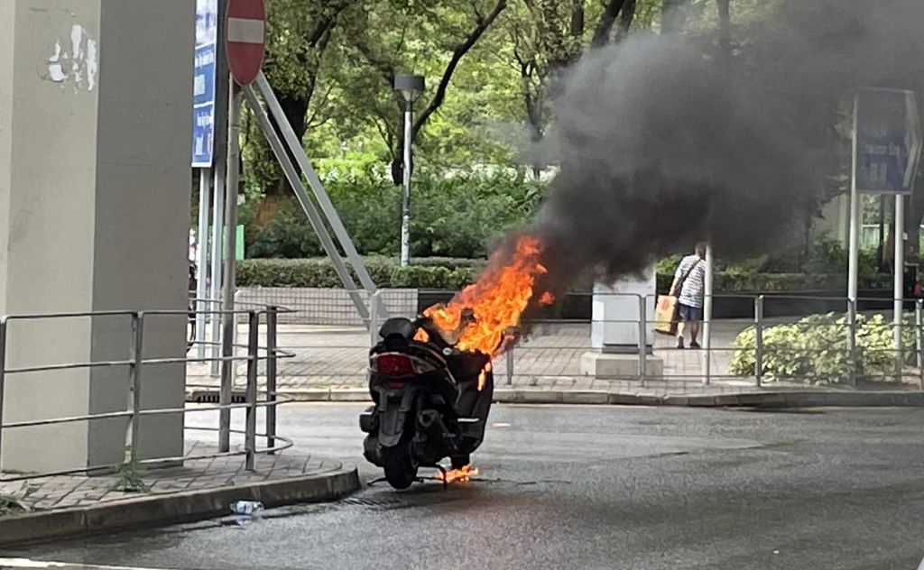 電單車陷入火海。fb：香港交通事故及突發事件