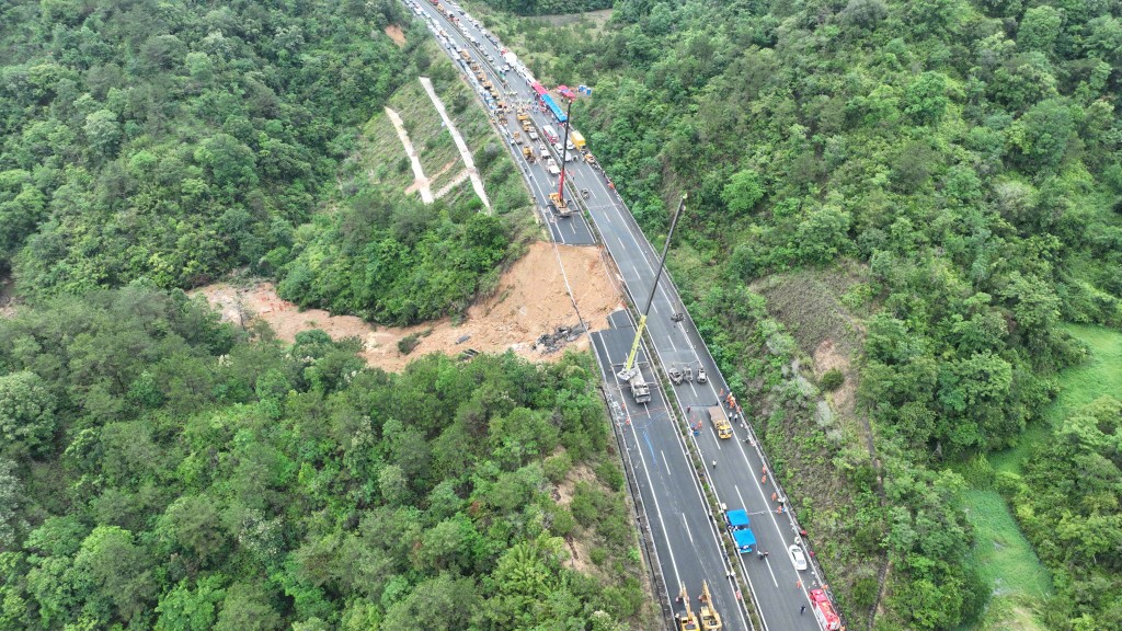 路段塌陷致多輛汽車墮到山谷。