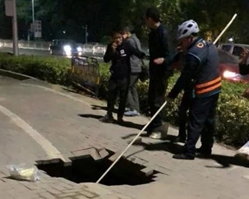 深圳龍崗萬象天成對面的行人路突然下塌，出現一個大洞。 網上圖片