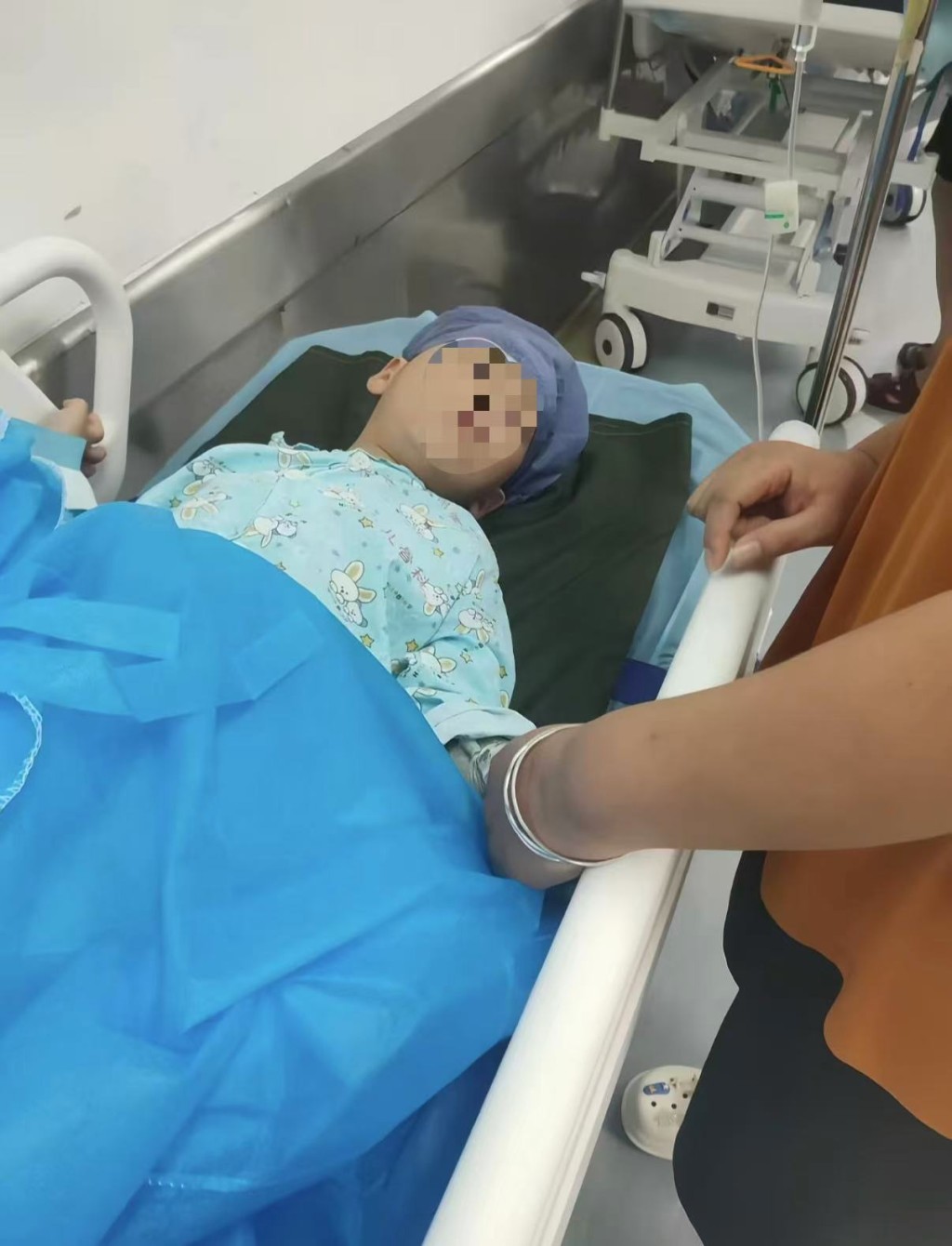 6歲男童沙灘赤腳踩到死魚被扎傷,高燒昏迷險截肢。抖音@路過的風景 6歲男童沙灘赤腳踩到死魚被扎傷,高燒昏迷險截肢。抖音@路過的風景