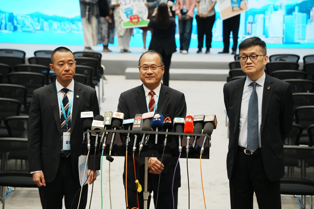 左起:香港賽馬會內地事務部主管陳岳鵬、香港中華總商會會長、蔡冠森 強制性計劃管理局行政總監鄭恩賜。汪旭峰攝 左起:香港賽馬會內地事務部主管陳岳鵬、香港中華總商會會長、蔡冠森 強制性計劃管理局行政總監鄭恩賜。汪旭峰攝