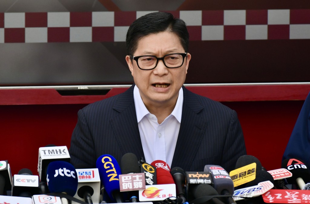 保安局局長鄧炳強聯同警方及消防舉行救援簡報會。盧江球攝 保安局局長鄧炳強聯同警方及消防舉行救援簡報會。盧江球攝