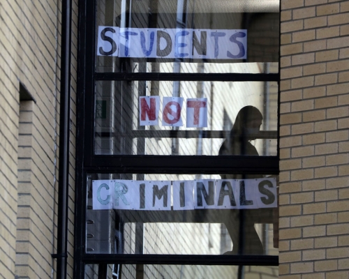 英國至少32間大學現疫情,逾4000名學生宿舍隔離。AP圖片