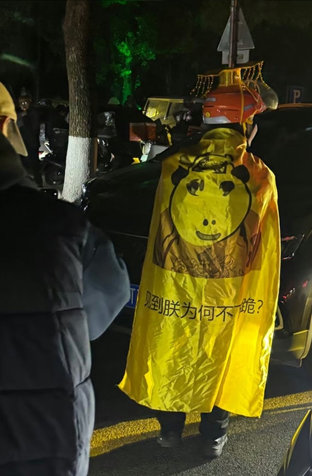 外賣員被拍到象徵性地「黃袍加身」。 外賣員被拍到象徵性地「黃袍加身」。