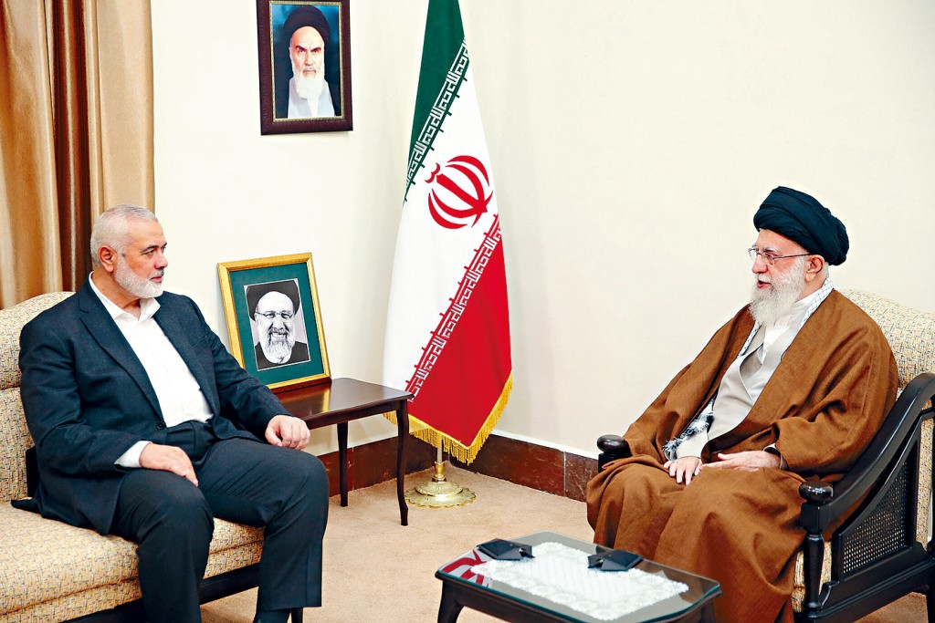 哈馬斯政治領袖哈尼亞（左）多次與伊朗最高領袖哈梅內伊在德黑蘭會面。