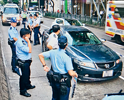 警方在私家车内搜出怀疑毒品。