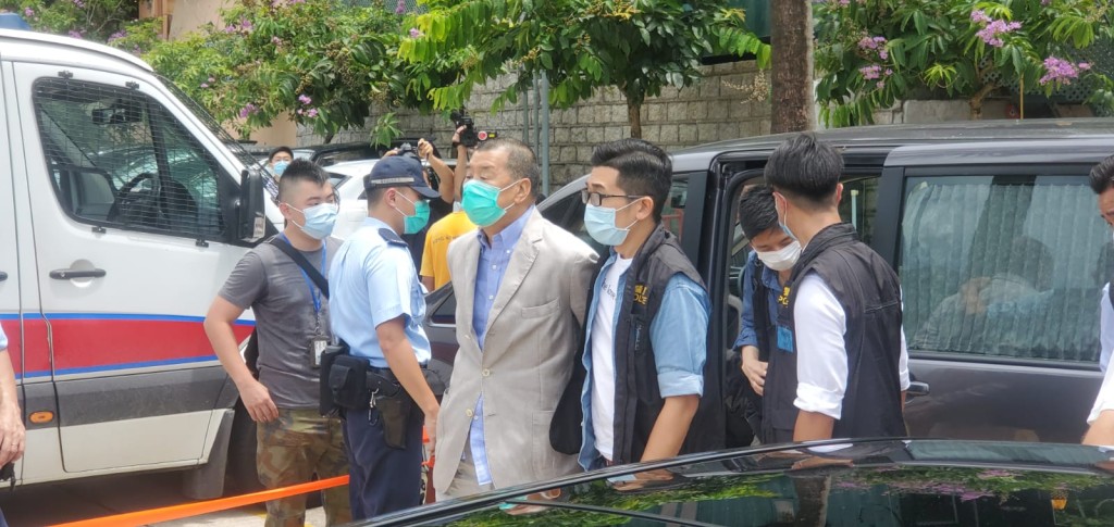 今早，黎智英被警方押解到西貢遊艇會，之後登上一首遊艇搜查。