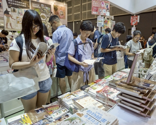 一連7日香港書展將於明天在灣仔會展舉行,書展參展商已陸續到達現場設置攤位。資料圖片