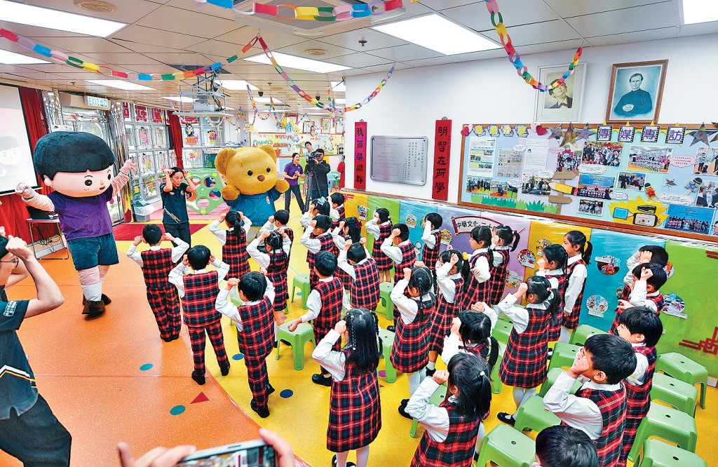 《安熊童樂會》校園巡禮工作坊日前在旺角天主教明我幼稚園（奧運校）舉行，透過講故事、互動遊戲等多元化形式，讓小朋友明瞭「國安家好」的意義。 