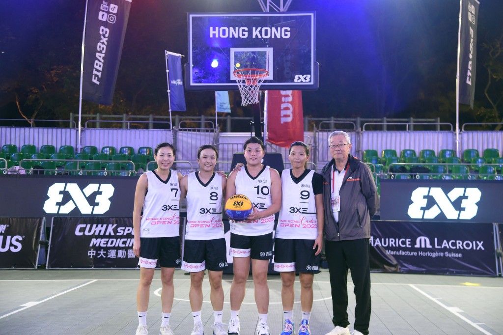「健身王」球隊取得3x3 香港女子公開賽2023冠軍，FIBA 3x3世界巡迴賽香港大師賽2023賽事籌委會顧問楊開將(右一)頒獎。 公關圖片
