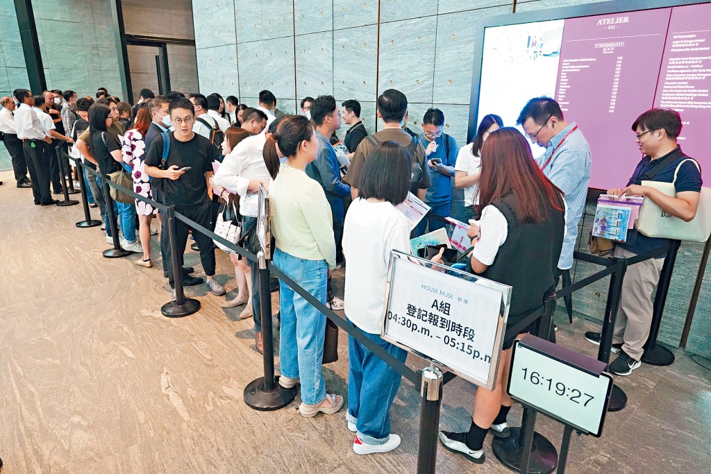九龍城瑧博成《施政報告》及減息公布後首個開售新盤,開售現場現人龍。