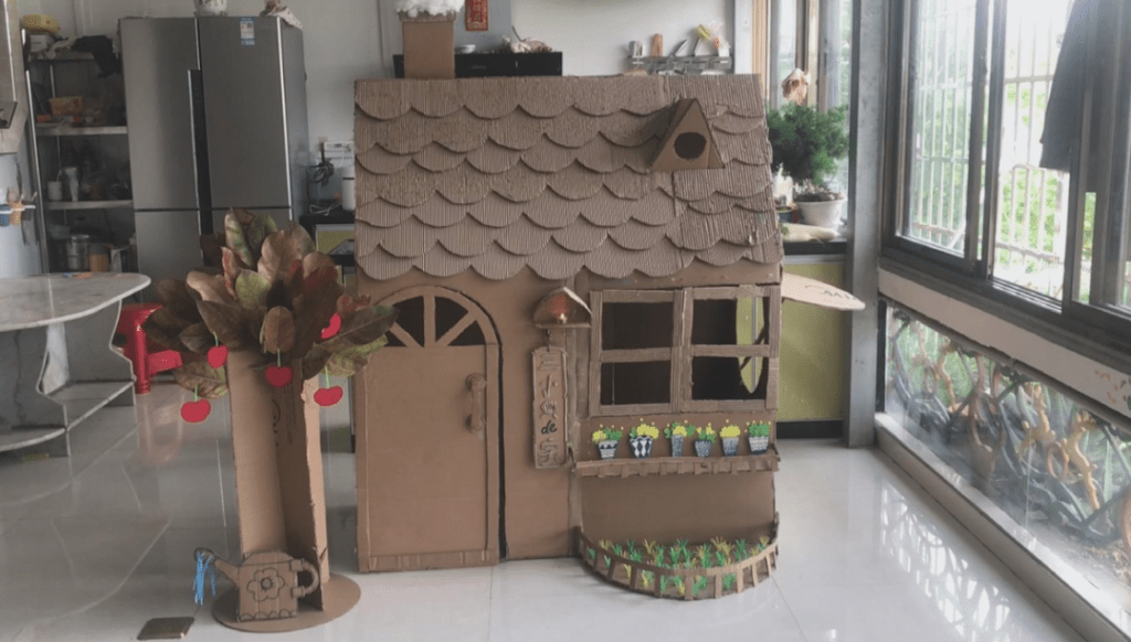 利用廢紙皮建造的小屋。