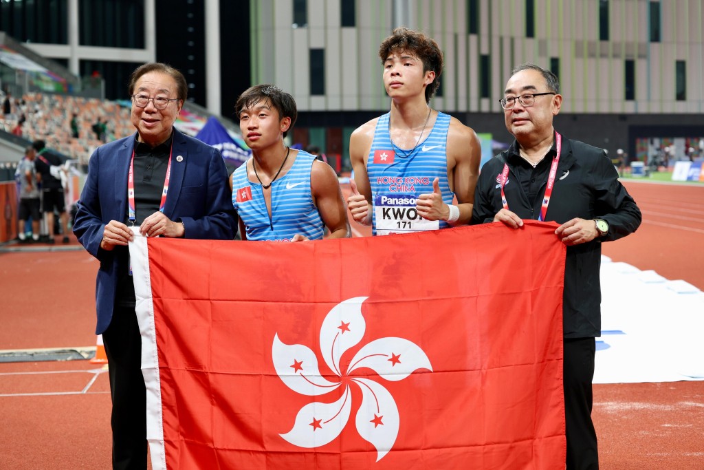 香港田总主席关祺（左一）及港协副会长蒙德扬（右一）跟敦俊廷（右二）及陈一乐（左二）合照。徐嘉华摄