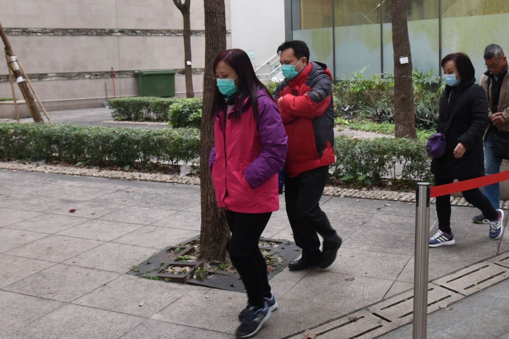 家屬認屍後離開葵涌殮房。
