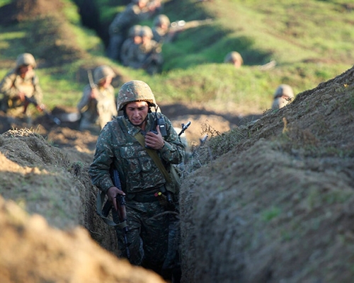 亚美尼亚军人对峙。AP图片
