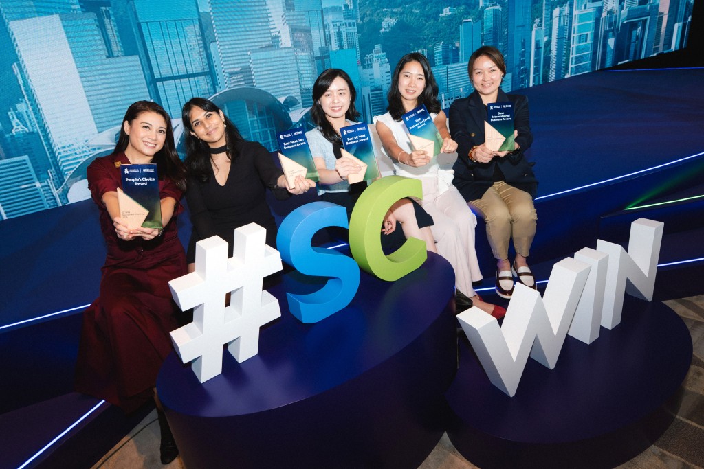 (左起)人氣大奬廖碧兒、最佳新世代企業大奬布思家、最佳SC WIN企業大獎徐琬婷 、最具社會影響力獎林惠芳及最佳國際企業大獎莊曦籲。 (左起)人氣大奬廖碧兒、最佳新世代企業大奬布思家、最佳SC WIN企業大獎徐琬婷 、最具社會影響力獎林惠芳及最佳國際企業大獎莊曦籲。