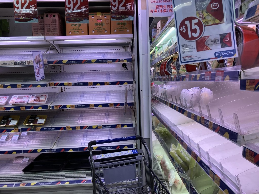 貨架近乎空無一物 貨架近乎空無一物
