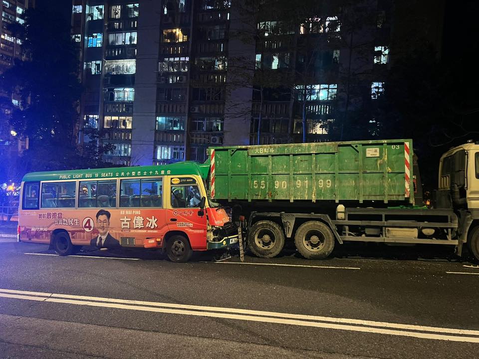 一輛專線小巴沿富健街往仁安醫院方向行駛，至隆亨邨對開時突然失控，撞向一輛停泊在路邊的貨車車尾。FB「新大圍聯盟」圖片