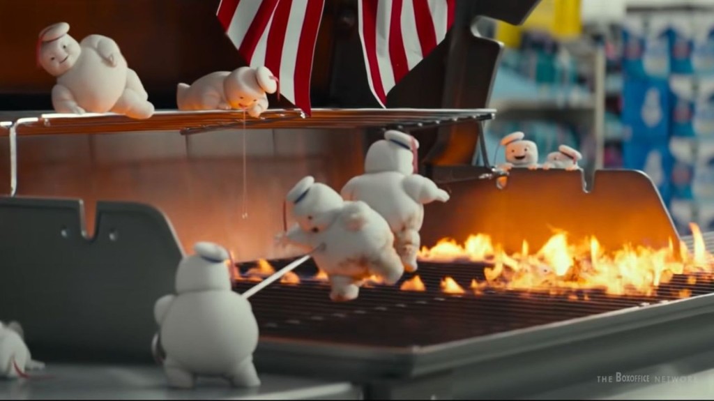 两只「迷你棉花糖人」俾同伴用烧烤叉拮住攞去BBQ炉度烧,好百厌!