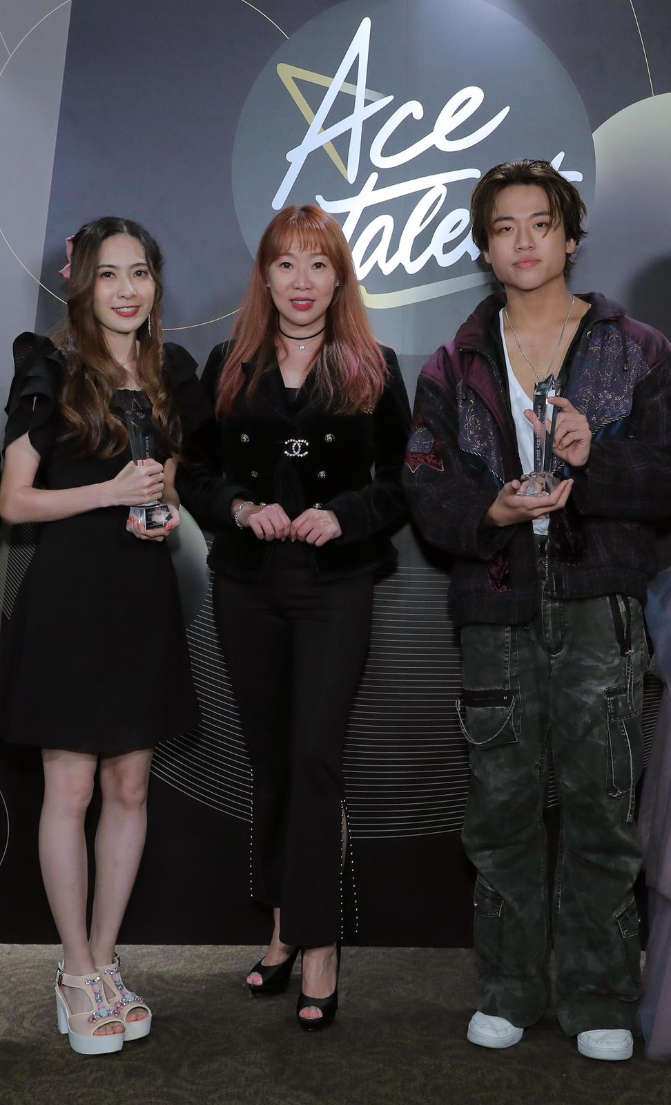 Ian Hannz（右）今天迎来22岁生日，“美容教主” 唐安麒在社交网写下长文大撑对方。