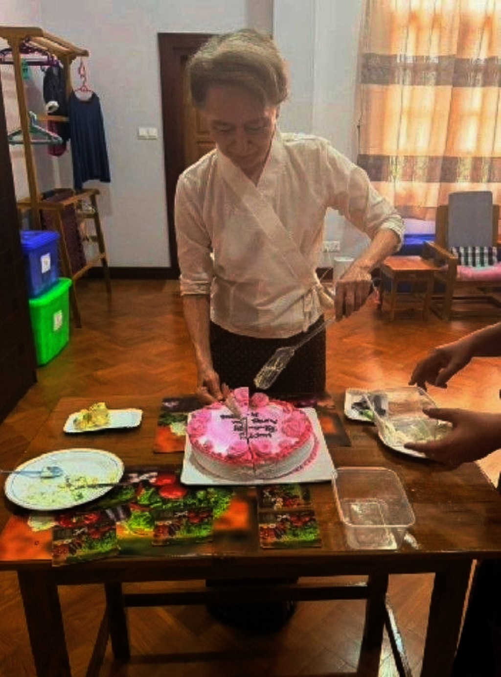 昂山素姬切生日蛋糕。美聯社