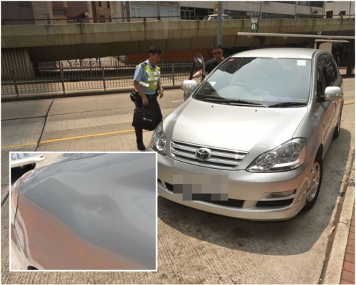 小圖,意外中,七人車車身凹陷。