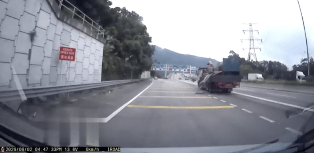 車斗內一塊巨型的石屎板懷疑因顛簸及綑綁不穩，突然破空而出。