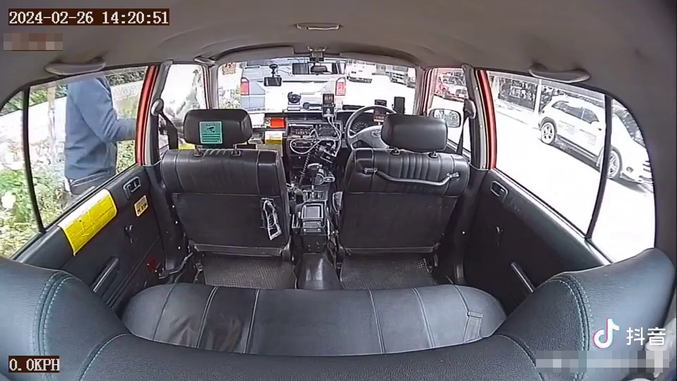蒙面贼靠近的士副驾位，用硬物爆玻璃撬开车门。网上片段