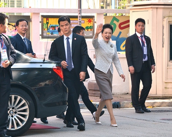 彭丽媛访港首日探访九龙塘又一村学校。资料图片
