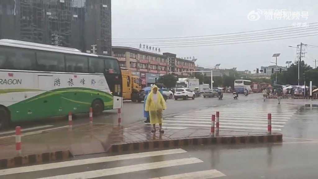 榕江縣政府發出全員撤離警告,民眾駕車離開家園。微博 榕江縣政府發出全員撤離警告,民眾駕車離開家園。微博