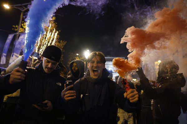 法國淘汰摩洛哥之後，球迷街頭慶祝，部分球迷手持法國國旗顏色的煙花。路透