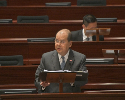 张建宗指，林郑月娥每个工作天主持例行会议与官员讨论最新形势。 资料图片