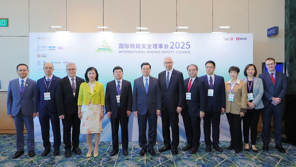 行政长官李家超（左六）、国家铁路局副局长王启铭（左五）和港铁公司主席欧阳伯权博士（右六）及其他嘉宾今早将会出席第三十五届国际铁路安全议会开幕礼。