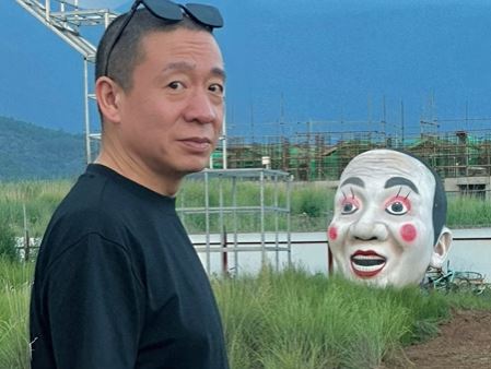 二手玫瑰主唱梁龍與喬小刀為好友，荒野之國不少作品以梁龍為造形。抖音