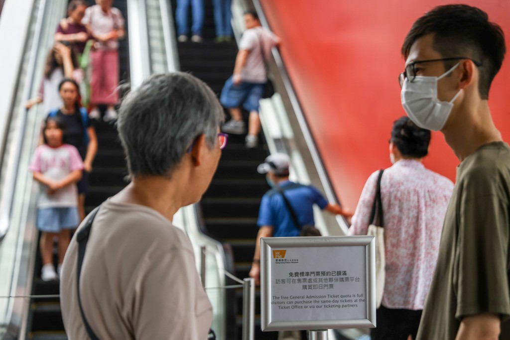 亦有旅客到香港故宮文化博物館遊玩。何家豪攝 亦有旅客到香港故宮文化博物館遊玩。何家豪攝