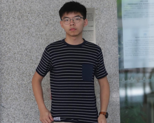 黃之鋒上次缺席提堂,今早提早到達西九龍裁判法庭。