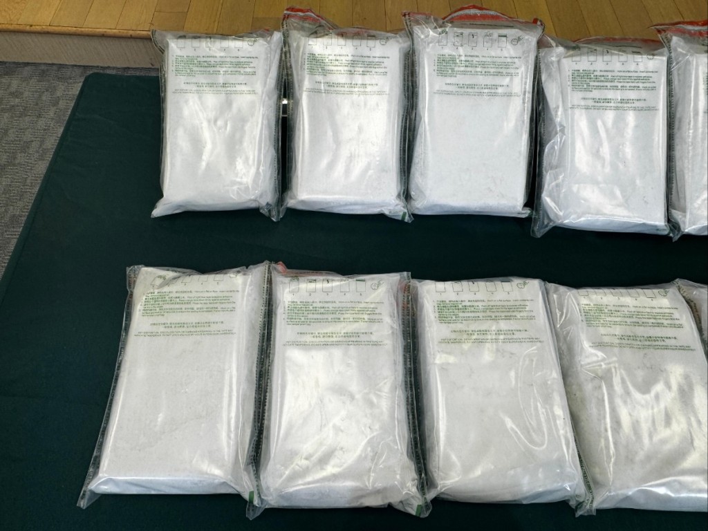 海關檢獲18公斤可卡因,市值約1500萬元。 海關檢獲18公斤可卡因,市值約1500萬元。