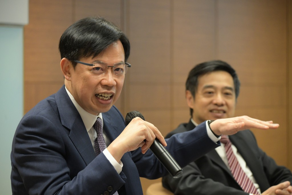 金融界立法会议员陈振英（左）对课程表示大力支持。 褚乐琪摄
