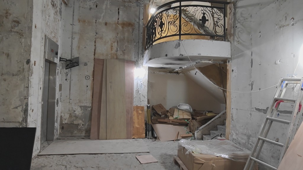 賊人懷疑趁工人周日放假時潛入搜掠。