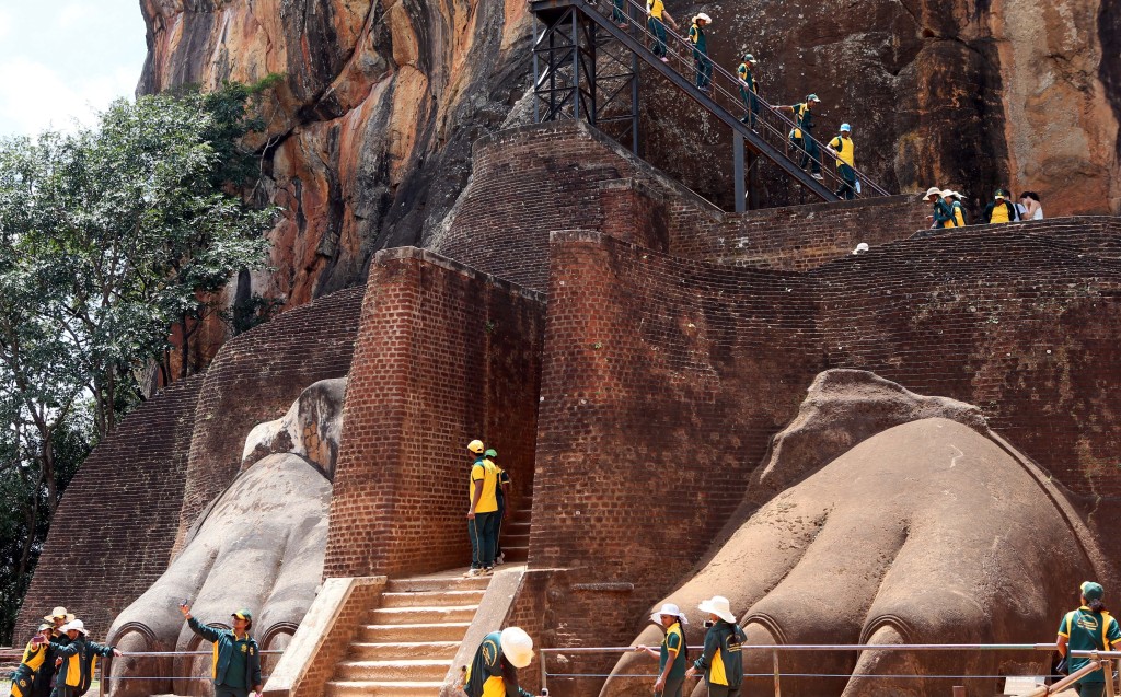 遊客參觀錫吉里耶（Sigiriya）獅子岩。 新華社