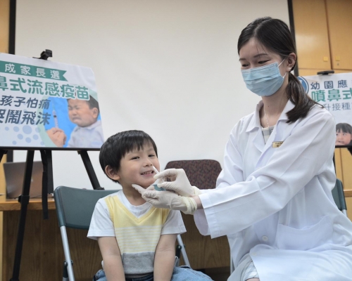 香港醫院藥劑師學會建議學童接種噴鼻式流感疫苗。