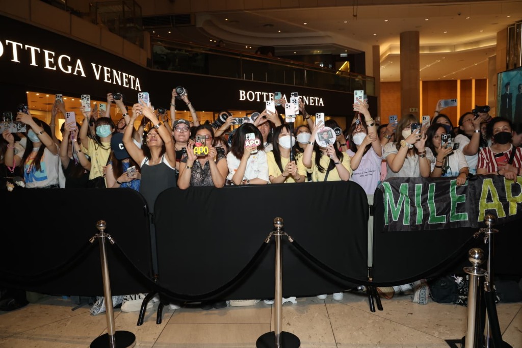 大批Fans守候,「Apo!Mile!」之聲此起彼落。 大批Fans守候,「Apo!Mile!」之聲此起彼落。